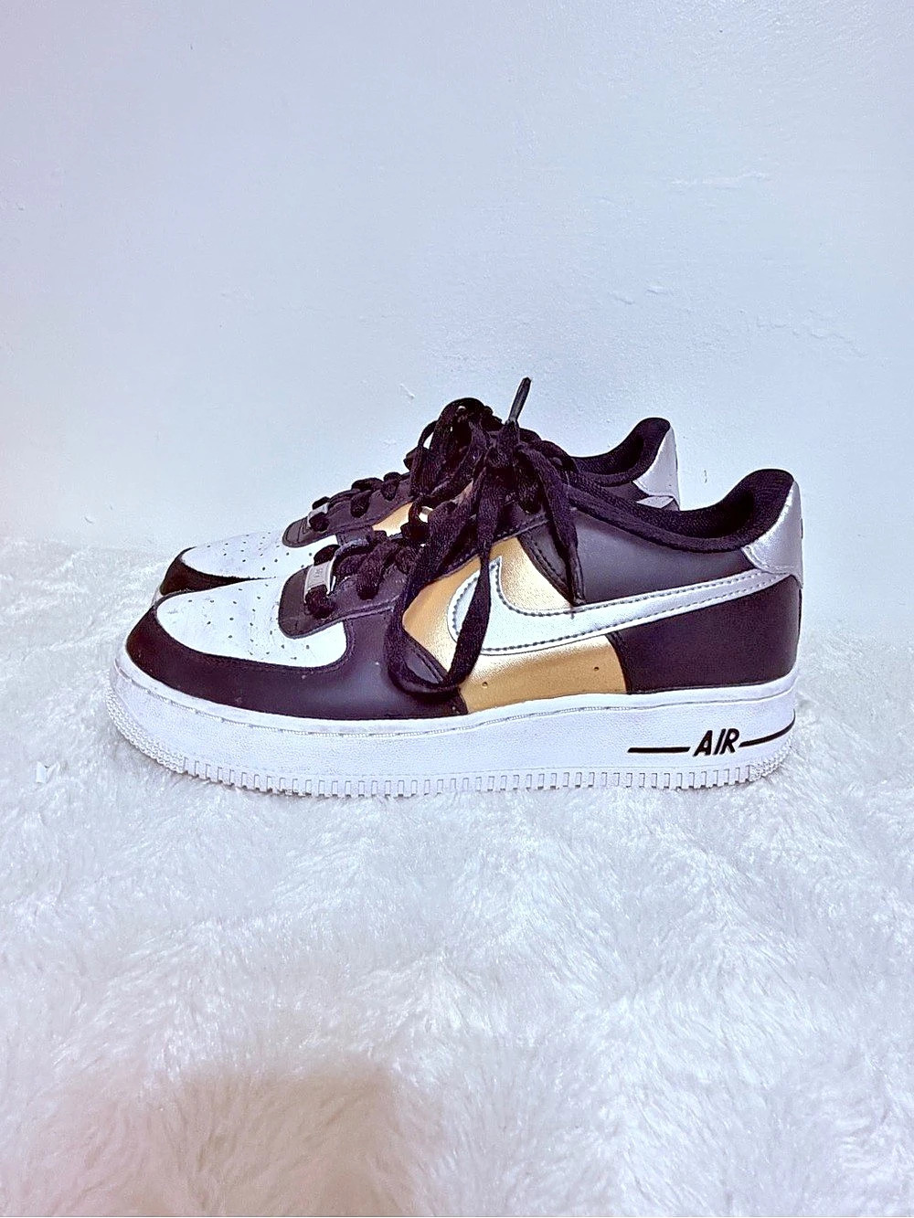 Nike Air Force 1 Low Black White Metallic Gold size 6.5 Youth